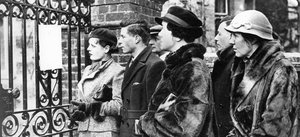 キングジョージ対最後の病気、1935年の速報を読んでいる人々 作： Unbekannt
