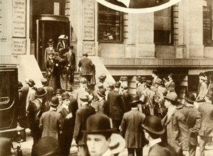 タイタニック号のニュースを待っている人々... 1912年4月、1935年、アメリカ、ニューヨーク市。