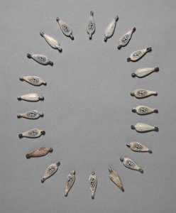 花びら型のビーズ、c。紀元前1391- 1353年。 作： Unbekannt