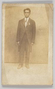 スーツを着た男性の写真はがき、1904～1918年。 作： Unbekannt