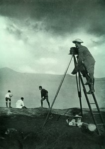 クレーターズリップでの写真撮影、阿蘇山、1910年。 作： Unbekannt