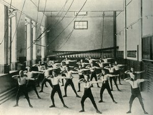 王立ろう学校の体育、修道院門、ダービー、1902年。