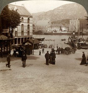 1905年にノルウェーのベルゲンにある近代的な町の広場にある絵のような古い要塞ベルゲンハス。 作： Unbekannt