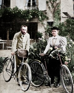 サイクリングに行く準備をしているフランスの物理学者、ピエールとマリー・キュリー