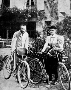 サイクリングに行く準備をしているフランスの物理学者、ピエールとマリー・キュリー