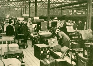 チャーリングクロス駅での荷物の山、1930年。 作： Unbekannt