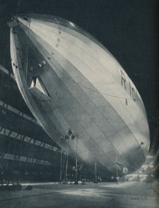 彼女の出生地の広大なホールで構えた、ウィングを取る準備ができている、c1935 作： Unbekannt