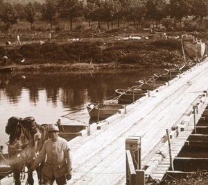 フランス、アイヌのヴェニゼルでアイヌ川に架かるポンツーン橋c1914-c1918 作： Unbekannt