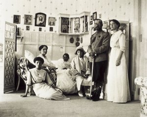 皇帝ニコライ2世（1868-1918）と家族（左からタチアナ、アレクサンドラ（妻）、アナスタシア、マリア、オルガ）の肖像（1910年頃）（モノクロ写真 作： Unbekannt