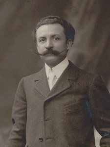 作曲家グザヴィエ・ルルーの肖像 1863-1919年、c. 1910年。 作： Unbekannt