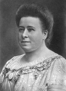 ウォルター・ニュルンベルクの祖母と思われる女性のポートレート 1910年 ドイツ NURNBERG FAMILY PHOTOGRAPHS: 12x17cm ニュルンベルクの祖母と思われる女性のレタッチされたスタジオポートレート C1910年 産業写真を変革したウォルター・ニュルンベルク（1907-1991）による写真。 作： Unbekannt
