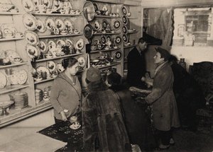 ロマノフ・ツァーリ家の財産の競売前の下見、モスクワ、1927年、1927年。 作： Unbekannt