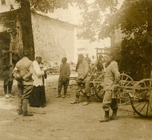 野外で質量を言っている司祭、c1914-c1918