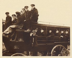 1913年、1937年、アルバート王子がデボンポートに到着し、巡洋艦カンバーランドに搭乗 作： Unbekannt