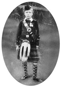 ハイランドドレスを着たアルバート王子、サンドリンガム、ノーフォーク、1909 作： Unbekannt