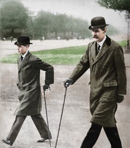 1912年1936年、フランスのオートイユで、家庭教師のHPハンセル氏と一緒に歩いていたエドワード王子。 作： Unbekannt
