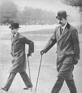 1912年1936年、フランスのオートイユで、家庭教師のHPハンセル氏と一緒に歩いているエドワード王子。 作： Unbekannt