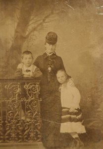 エカテリーナ王女ミハイロフナユリエフスカヤと子供たちのジョージとオルガ、1870年代末〜1880年代初頭。 作： Unbekannt