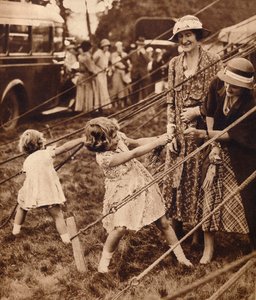 エリザベス王女とマーガレット王女、1930年代1935年 作： Unbekannt