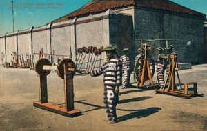フィリピンのマニラにあるビルビッド刑務所で麻縄を作っている囚人たち、c1900 作： Unbekannt