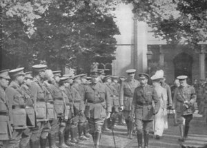 1915年8月25日、1939年の叙任式に進む