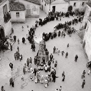 イタリア・バジリカータ州ポテンツァ市アルバーノ・ディ・ルカニアでの旗手の行列（モノクロ写真 作： Unbekannt