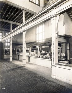 1904年に開催された万国博覧会の製造宮殿にある、ポストカード、キャンディ、公衆速記者のブースを備えた公衆便所 作： Unbekannt