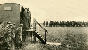 テックのメアリー女王、1915年、1920年、ハンプシャーのアルダーショットで兵士を訪問。 作： Unbekannt