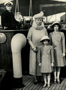クイーンメアリーと彼女の孫娘、1930年代、1951年。 作： Unbekannt