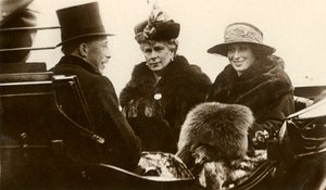 クイーンメリーとプリンセスロイヤルおよび子爵ラセル夫妻、1923年。 作： Unbekannt