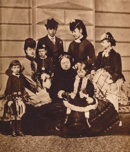 ビクトリア女王と義理の娘と孫、1880年頃1935年 作： Unbekannt