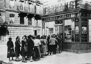 1940年6月28日、ドイツ占領下のパリの乳製品店の外の女性の列 作： Unbekannt