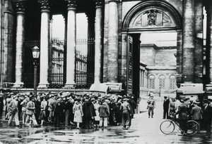1940年7月、パリ下院の民間人のための情報局の外のキュー 作： Unbekannt