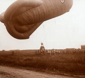 観察用バスケット付き弾幕バルーンの引き上げ、c1914-c1918 作： Unbekannt