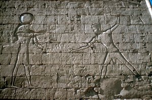 ラムセス 3 世は、エジプト、メディネト ハブの死体安置所アメンラの前で、紀元前 12 世紀に敵を攻撃しています。