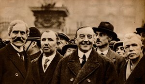 ラムゼー・マクドナルド、イギリスの最初の労働首相、要請を受けてバッキンガム宮殿を去る 作： Unbekannt