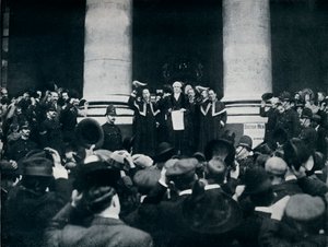 1914年にロンドンの王立取引所からトルコとの戦争宣言を読む