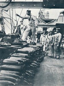 戦艦c1914の甲板で海軍砲の砲弾を受け取る