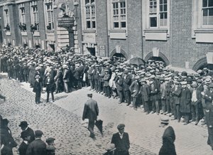 1914年、ロンドン中心部のリクルーティングデポの外で待機しているリクルート