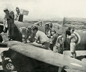 スピットファイア戦闘機の給油と再武装、マルタ、第二次世界大戦、1942 1944。 作： Unbekannt