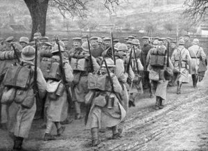 1918年3月30日、フランスのピカルディのPlessis-de-Royeの一連の囚人を通過した救援フランス歩兵 作： Unbekannt