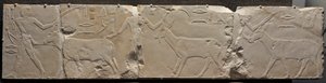砂漠の動物を連れてくる男性のレリーフ、c。 紀元前2311～2281年。 作： Unbekannt