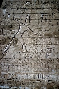 敵を襲うラムセス 3 世のレリーフ、ラムセス 3 世の霊安寺、メディネト ハブ、紀元前 1200 年頃