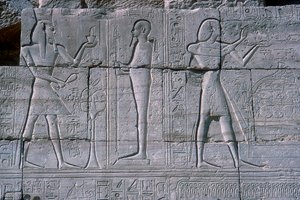 プタハの前のラムセス 2 世を示すレリーフ、ラムセス 2 世神殿、ルクソール、エジプト、紀元前 1250 年頃