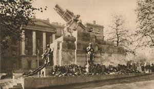 大きな論争を引き起こした9インチ榴弾砲の石での表現、c1935。 作： Unbekannt