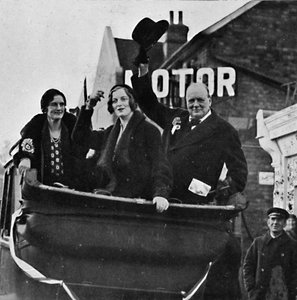 1931年、1945年、エッピングのためにチャーチル夫人と娘のダイアナが幸せと勝利を分かち合いました。 作： Unbekannt
