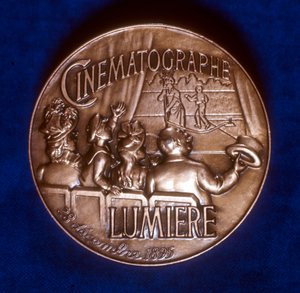 1945年のルミエール兄弟による50年間の映画撮影を記念するメダルの逆転 作： Unbekannt