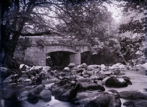 1920年、デボンのプリマス近くの川と橋。 作： Unbekannt