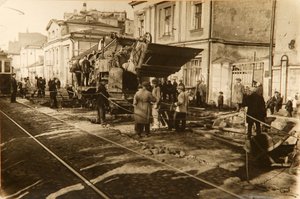1920年代のソ連、モスクワのトヴェルスカヤ通りの道路工事 作： Unbekannt