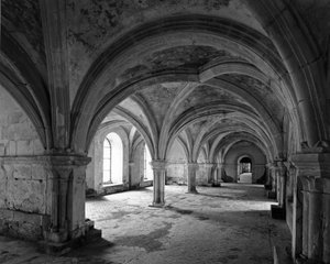 ロマネスク建築：1118年に設立されたフォントネーのシトー会修道院のキャプチュラホールの様子（コート・ドール県 作： Unbekannt